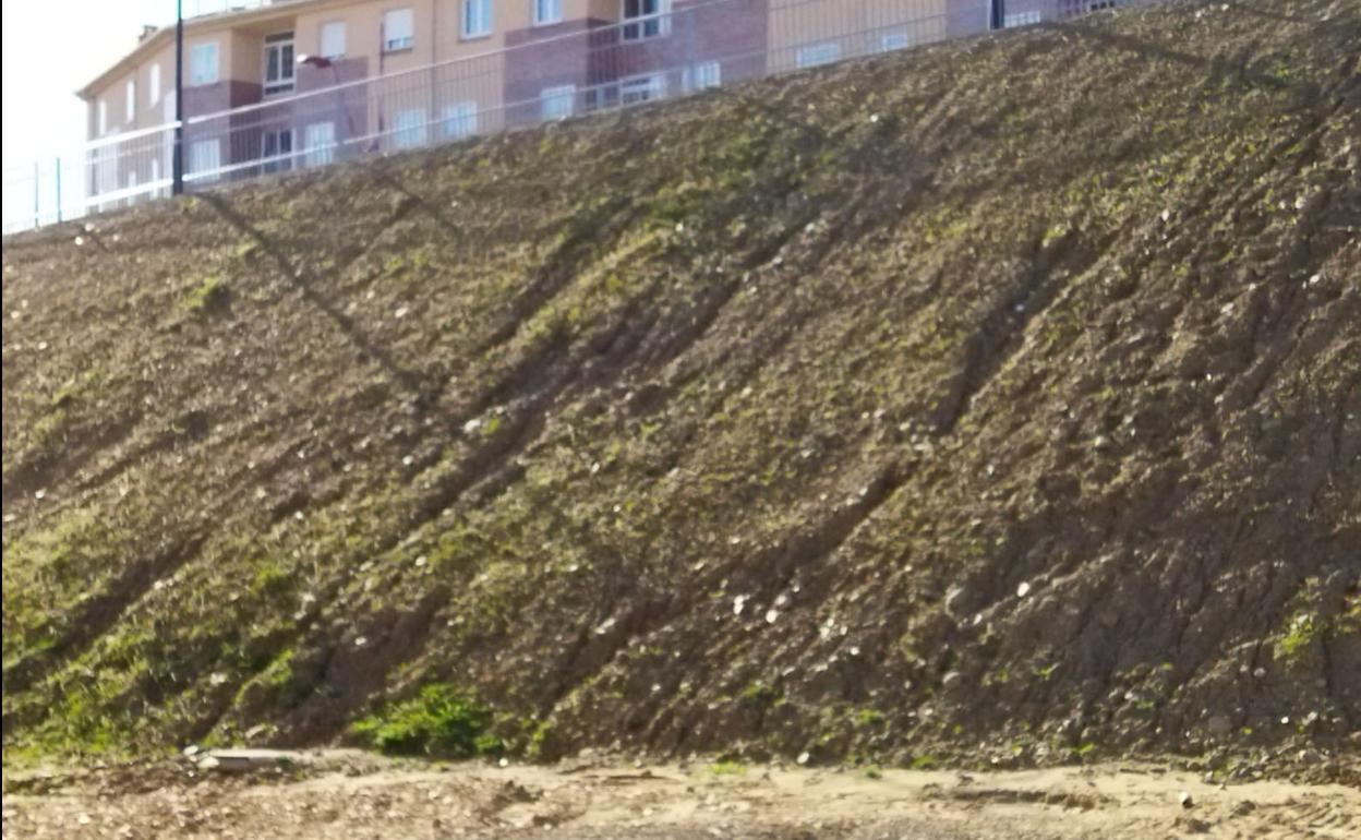 Talud dejado por Adif en San Andrés.