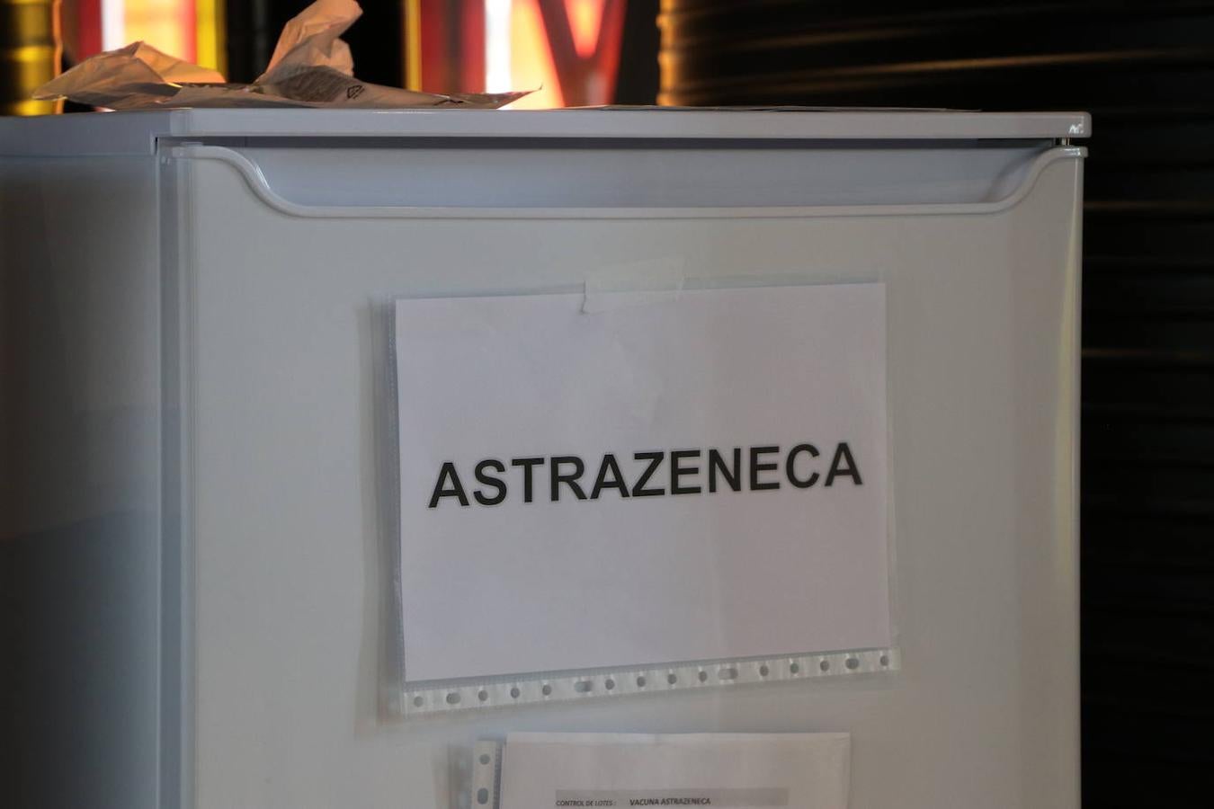 El Placio de Exposiciones de León paraliza la vacunación con AstraZeneca pero continúa el proceso con Pfizer.