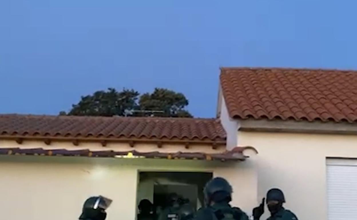 LA Guardia Civil entra en la casa del detenido