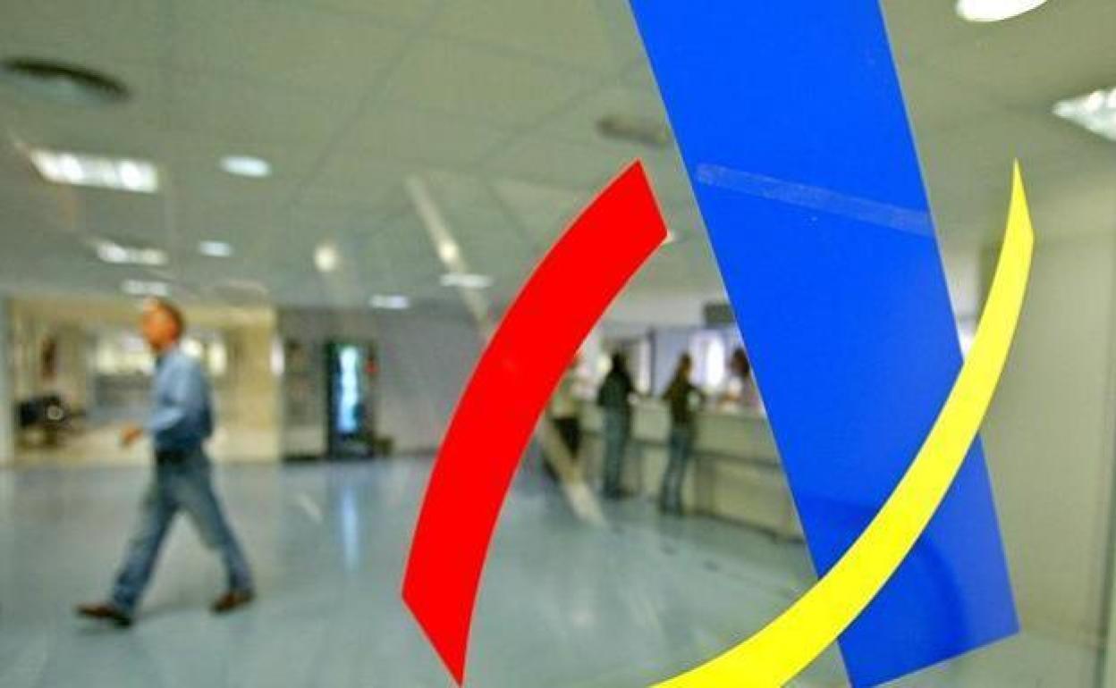 Imagen del logo de Hacienda en una oficina. 