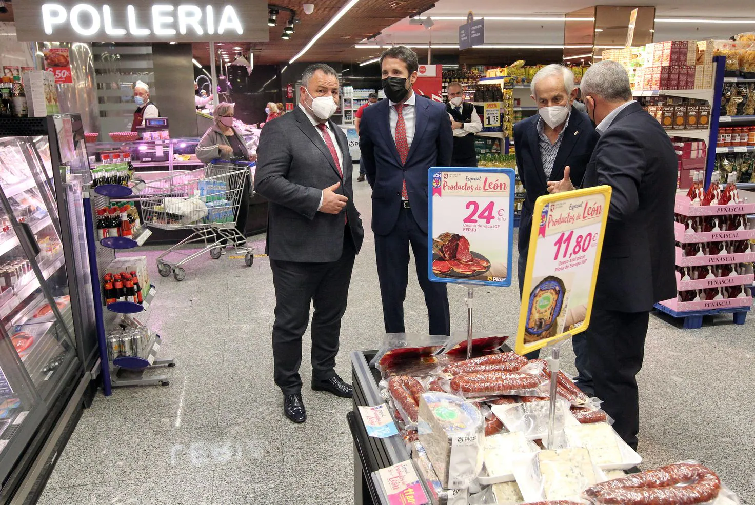 El presidente de la Diputación de León, Eduardo Morán, y el vicepresidente, Matías Llorente, presentan la campaña de Productos de León en los Supermercados Plaza de Madrid con la asistencia del consejero delegado de Establecimientos Plaza SA, Pedro Plaza. 