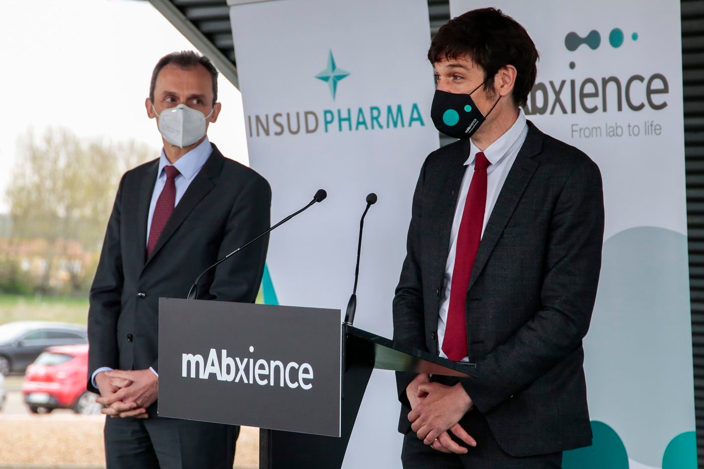 El ministro de Ciencia e Innovación, Pedro Duque, visita el Parque Tecnológico de León y su planta farmacéutica mAbxience para conocer los últimos desarrollos en medicamentos y las capacidades de fabricación de otras tecnologías sanitarias. Junto a él, el CEO del grupo Insud Pharma, Lucas Sigman.