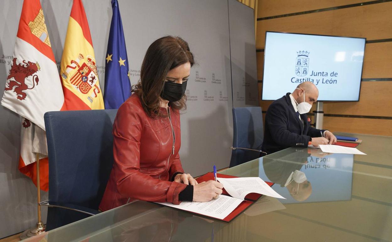 La consejera de Empleo e Industria, Ana Carlota Amigo, y el presidente de la patronal HOSTURCyL, Fernando Varga, en la firma del acuerdo.