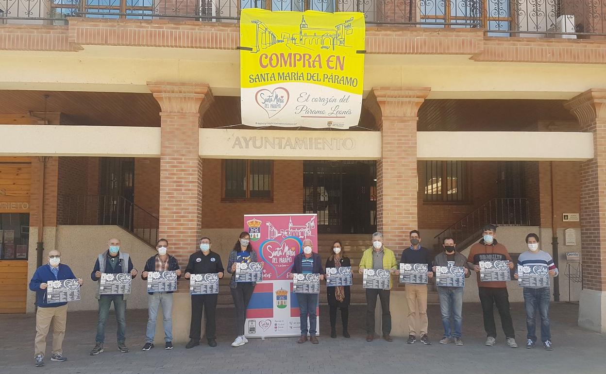 La alcaldesa de la localidad, junto a alagunos de los participantes en la campaña, posa ante el consistorio.