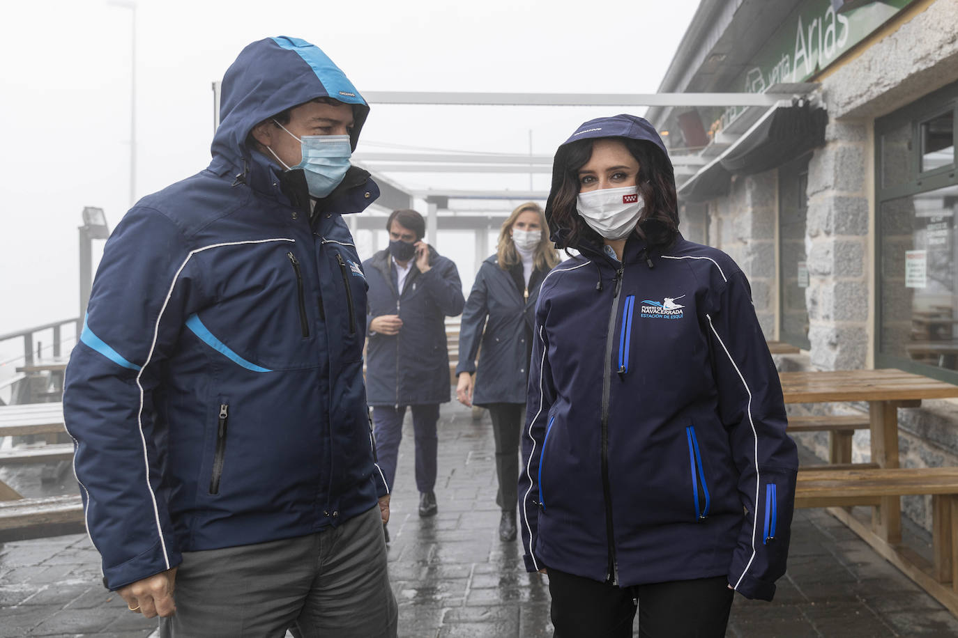 La presidenta Isabel Díaz Ayuso y Fernández Mañueco visitan la instalación invernal.