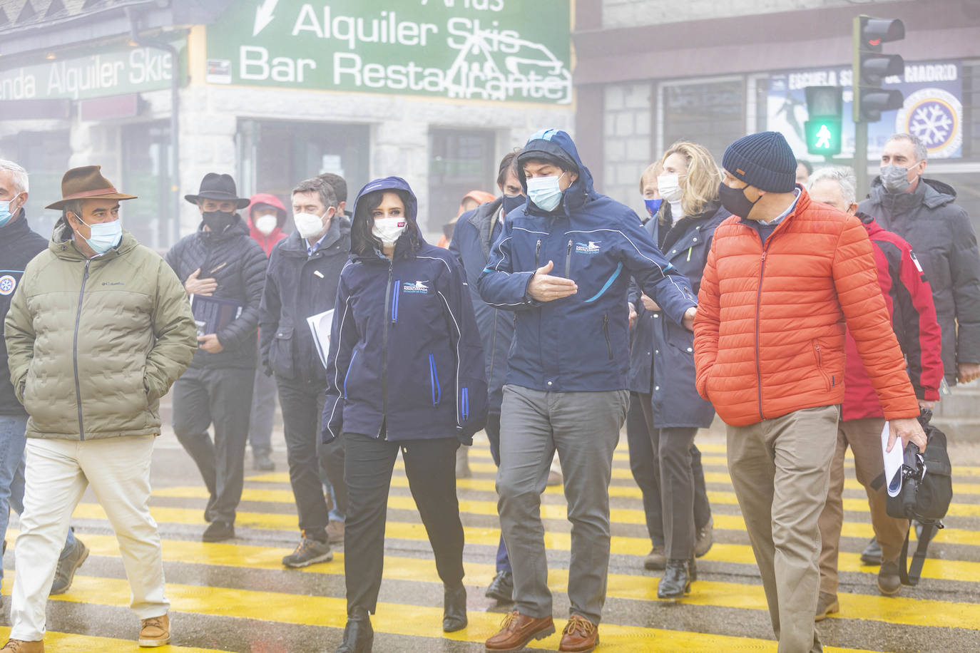 La presidenta Isabel Díaz Ayuso y Fernández Mañueco visitan la instalación invernal.