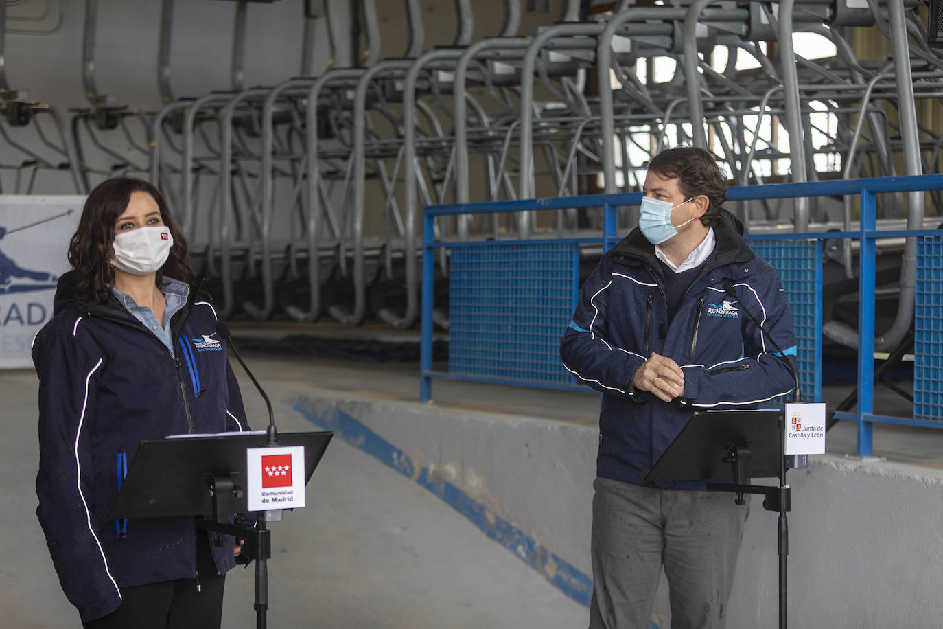 La presidenta Isabel Díaz Ayuso y Fernández Mañueco visitan la instalación invernal.