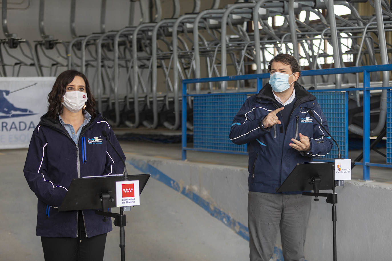 La presidenta Isabel Díaz Ayuso y Fernández Mañueco visitan la instalación invernal.