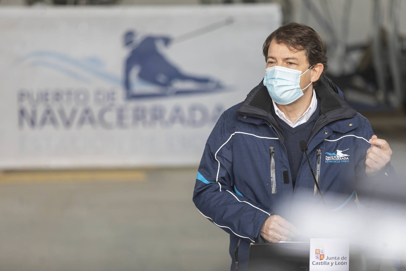 La presidenta Isabel Díaz Ayuso y Fernández Mañueco visitan la instalación invernal.