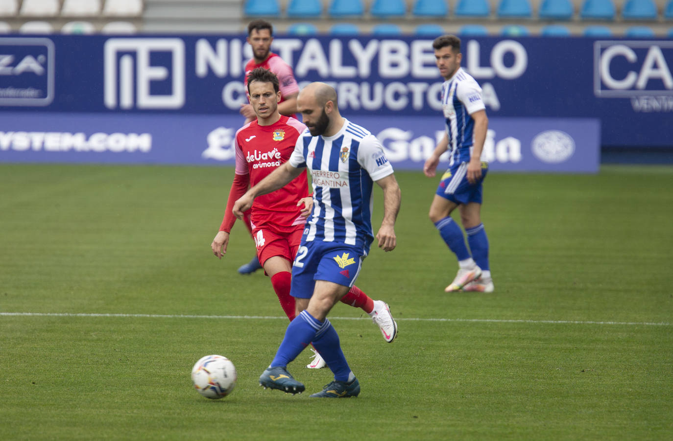 Ambos equipos se enfrentan en una jornada de Segunda División.