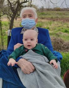 Imagen secundaria 2 - Encarna y Valentina se conocen bajo la atenta mirada de las mujeres de la familia.