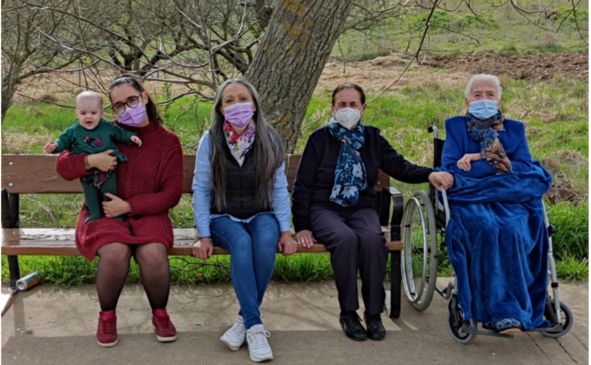 Valentina (cinco meses), Alba (26), Eli (56), Mari (73) y Encarna (93) en una imagen del día que tatarabuela y tataranieta se conocieron.