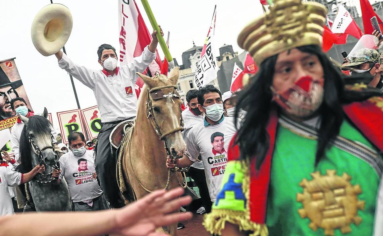 El candidato a la Presidencia de Perú Pedro Castillo, del partido de extrema izquierda Perú Libre, preside un evento de cierre de campaña.