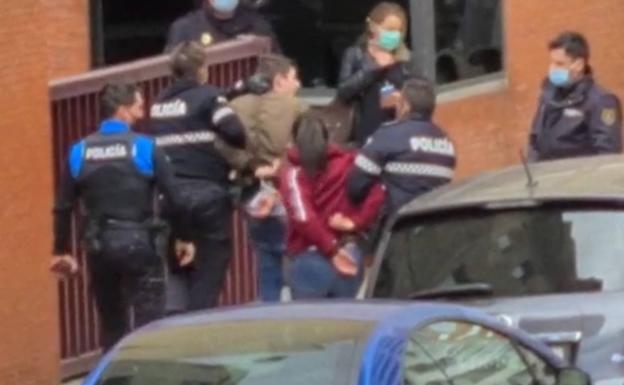 Detenidos tras encararse a la Policía Local mientras realizaban el test al conductor del coche en el que viajaban