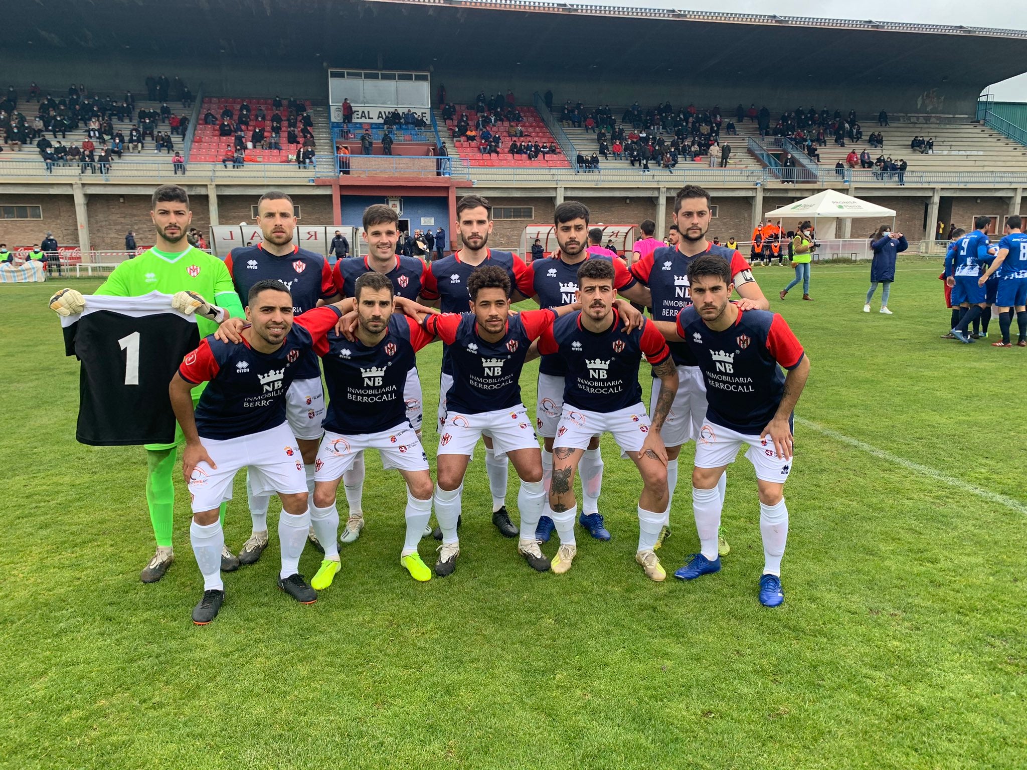 El Atlético Bembibre, en formación en el Adolfo Suárez.