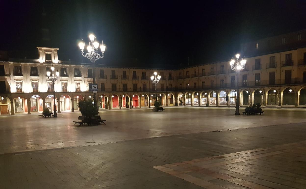 La plaza Mayor de León completamente vacía.