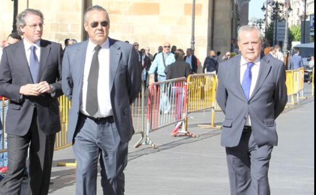 Ángel Villa, a la derecha de la imagen, en el funeral de Isabel Carrasco.