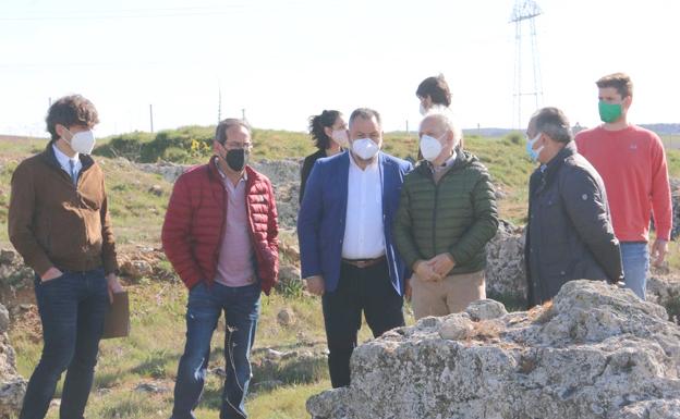 El presidente de la Diputación de León, Eduardo Morán en el yacimiento de la cuidad astur-romana de Lancia.
