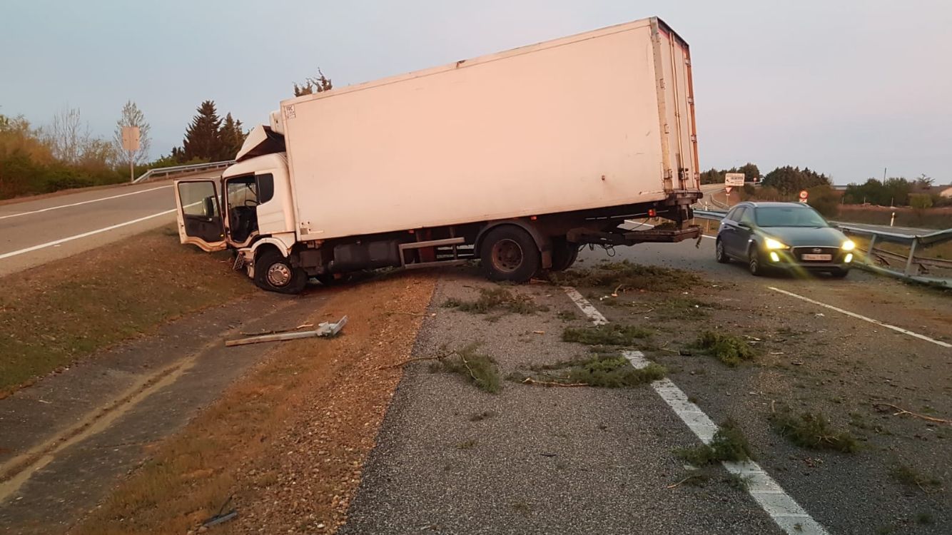 El accidente de un camión corta el carril derecho de la autovía a Burgos a la altura de Calzada de Coto
