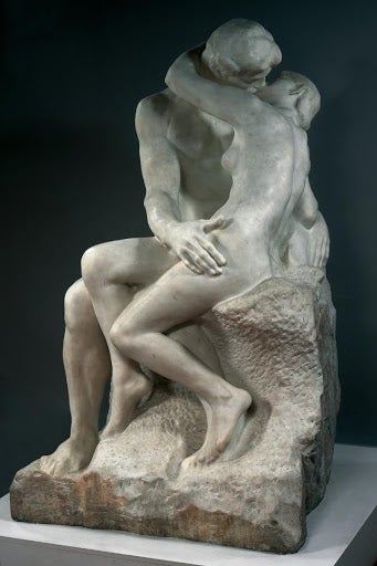 Auguste Rodin (1840-1917) esculpió 'El Beso' con sus manos, inspirándose para ello en el infierno de Dante Alighieri. La obra representa a los amantes Paolo Malatesta y Francesca da Rimini, asesinados entre 1283 y 1286 por Gian Ciotto Malatesta, hermano de él y esposo de ella, al descubrir su pasión