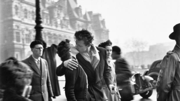 Le baiser de l’hôtel de ville (El beso del Hotel de Ville) es una de las fotografías más reproducidas del siglo XX, con más de 40 mil copias. En 1950, la revista Life solicitó́ al fotógrafo francés Robert Doisneau una serie de imágenes que captaran la vida cotidiana en el París de la posguerra. La imagen, sacada desde la mesa de una terraza, se convirtió en historia. 