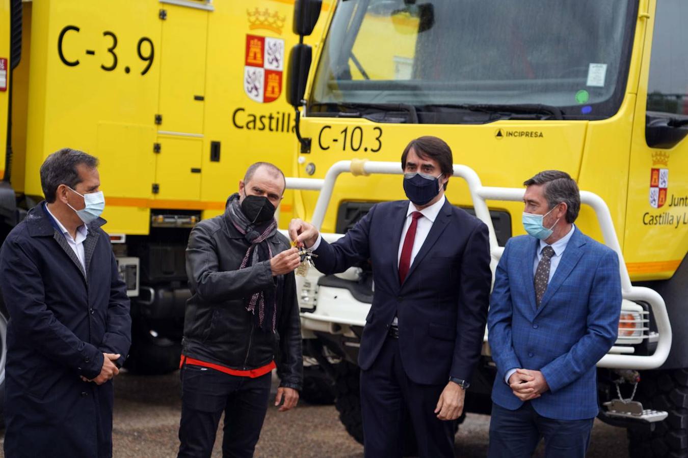 El consejero de Fomento y Medio Ambiente, Juan Carlos Suárez-Quiñones, hace entrega de tres nuevos camiones autobomba todoterreno para extinción de incendios forestales en Burgos, León y Zamora