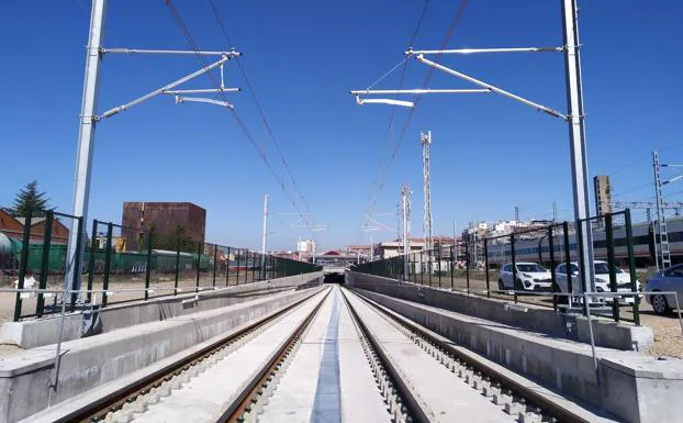 Rampa sur por la que acceden los convoyes a la plataforma bajo el suelo.