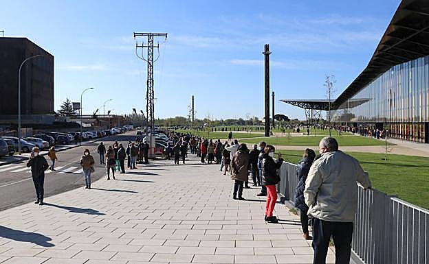 Colas en la vacunación masiva de este lunes en el Palacio de Exposiciones.