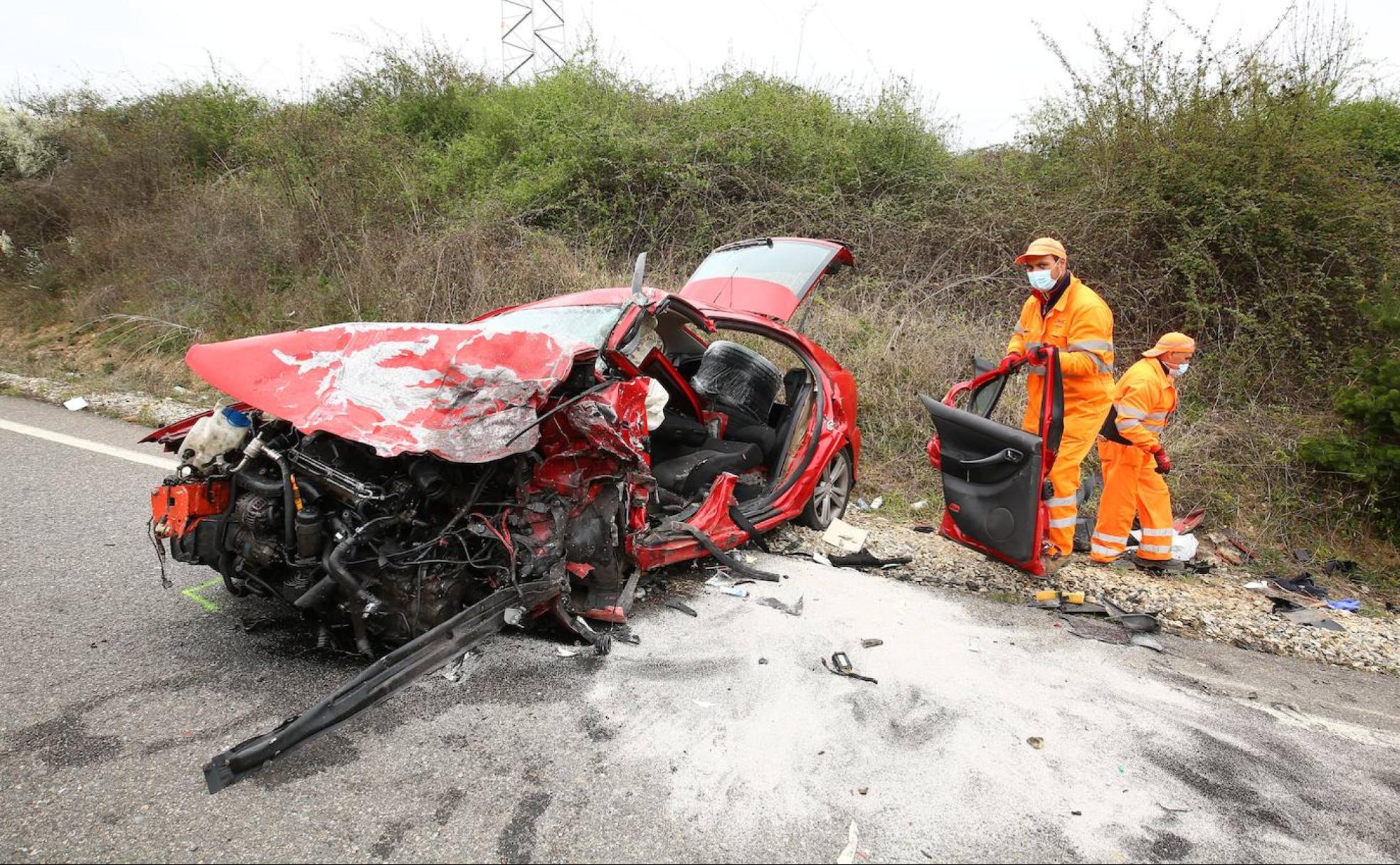 Imagen de uno de los vehículos destrozado ante el brutal impacto sufrido en el accidente. 
