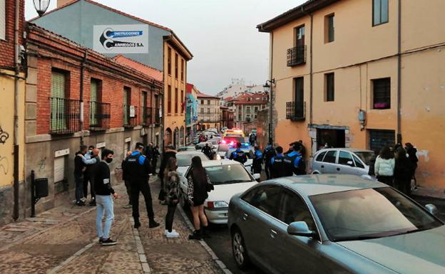 Momento de la intervención policial tras la agresión por arma blanca en el barrio Húmedo.