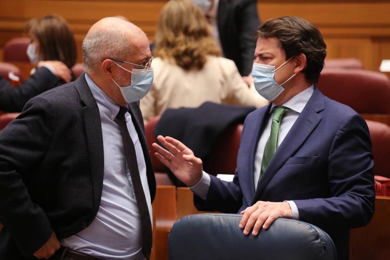 Pleno en las Cortes de Castilla y León que comienza con la sesión de control al presidente y consejeros.