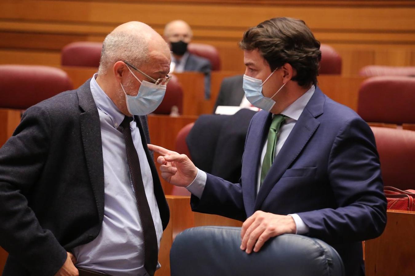 Pleno en las Cortes de Castilla y León que comienza con la sesión de control al presidente y consejeros.