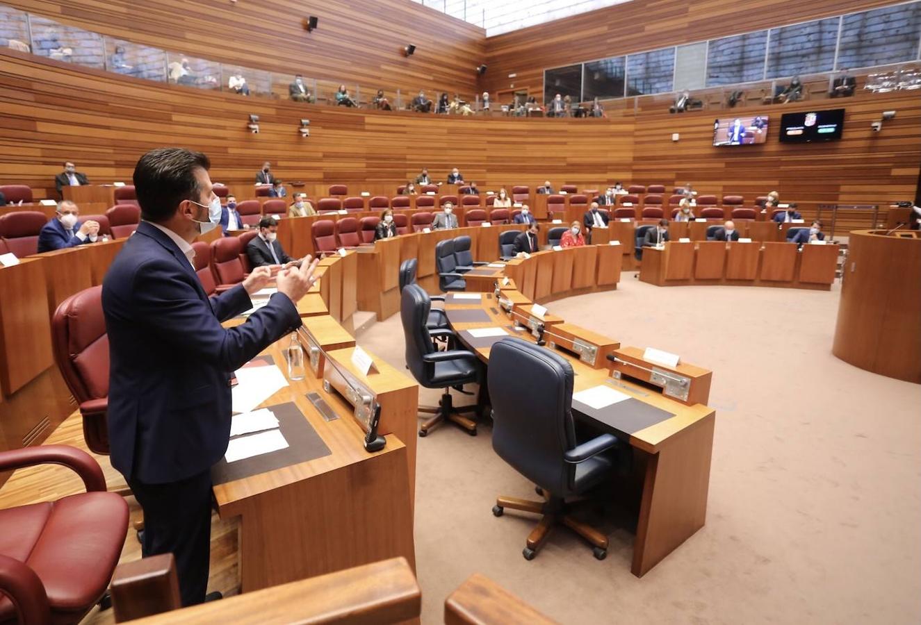 Pleno en las Cortes de Castilla y León que comienza con la sesión de control al presidente y consejeros.