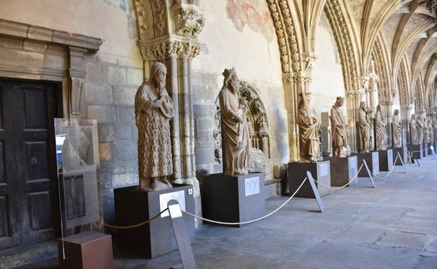 Ubicación actual de 20 de las 23 estatuas, en el interior del cláustro de la Catedral de León.