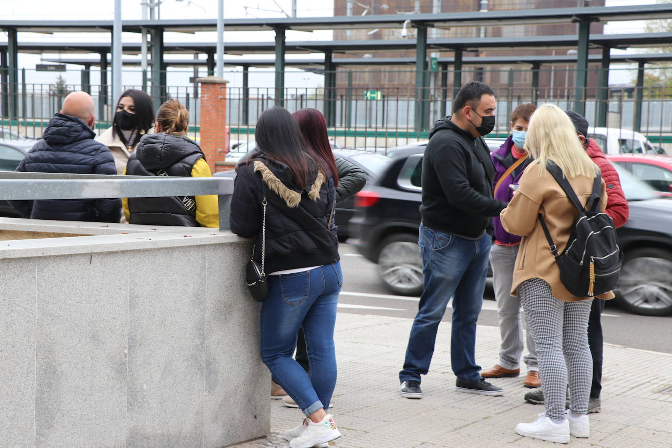 Un grupo de personas se concentra a las puertas de los Juzgados de León para recibir a los acusados por el accidente minero de 2013 en el pozo Emilio del Valle.