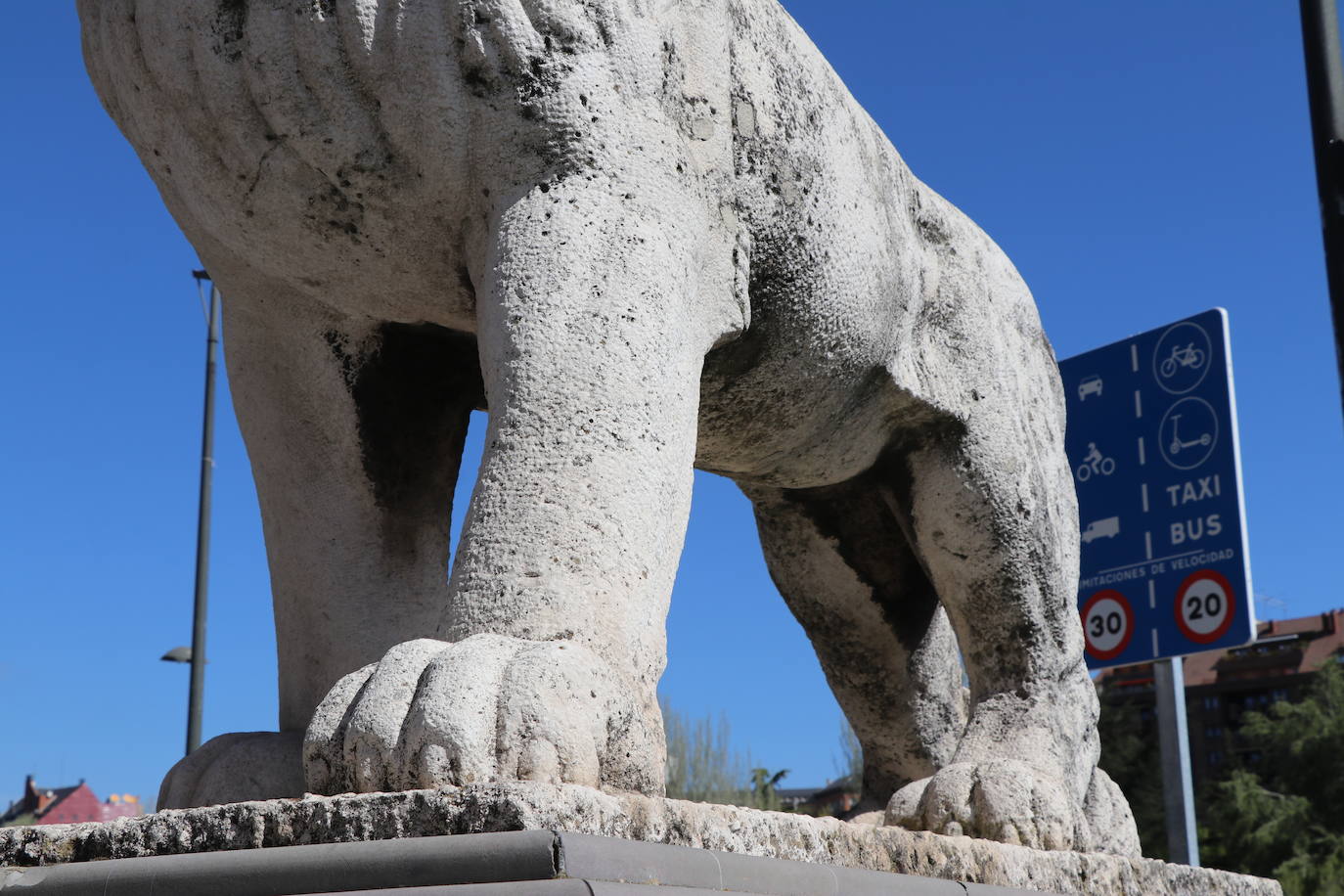 Los cuatro felinos del Puente de los Leones presentan un mal estado desde hace tiempo.