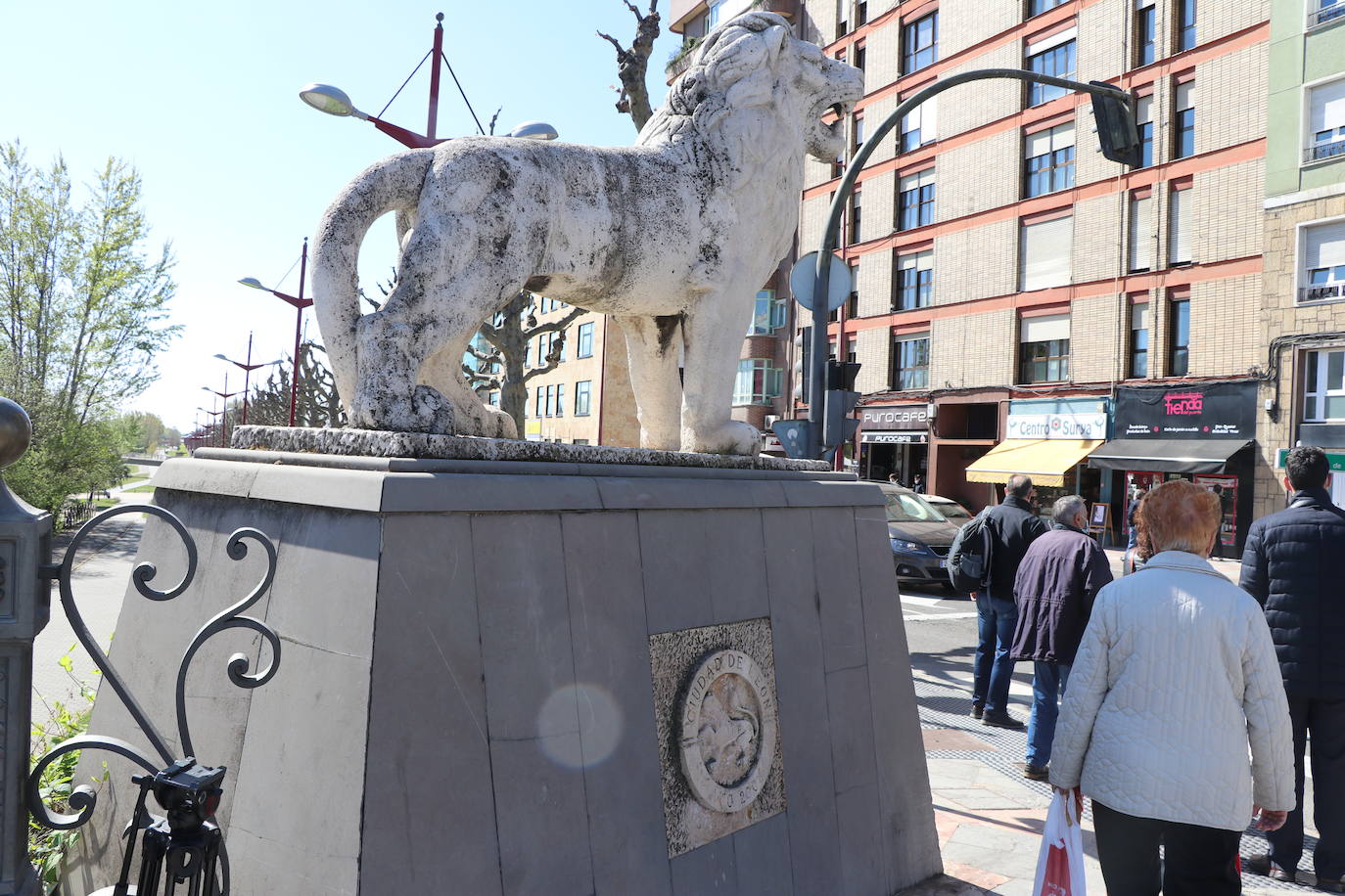 Los cuatro felinos del Puente de los Leones presentan un mal estado desde hace tiempo.