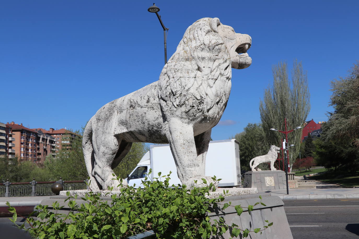 Los cuatro felinos del Puente de los Leones presentan un mal estado desde hace tiempo.