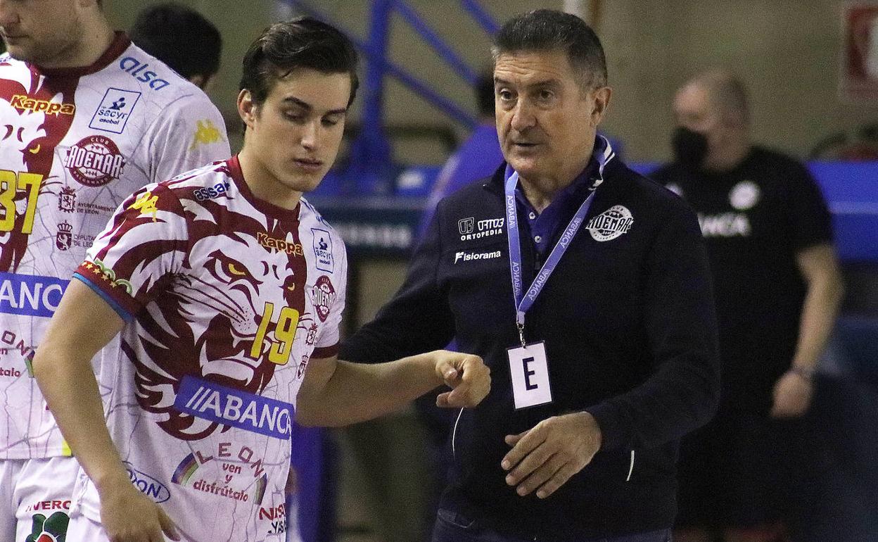 Manolo Cadenas, técnico del Abanca Ademar, conversa con Gonzalo.