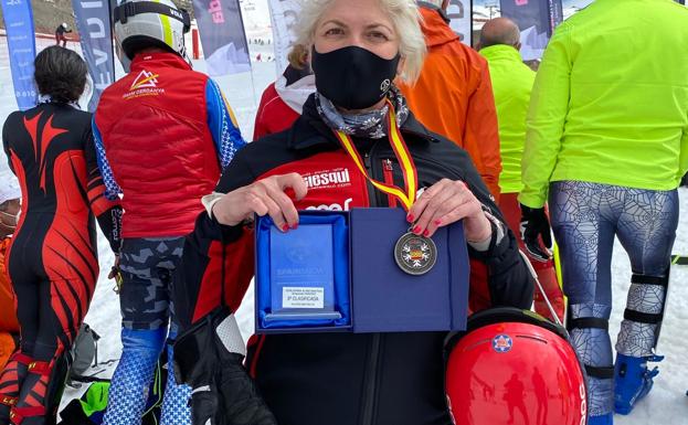 Gemma Tagarro posa con una de sus medallas.