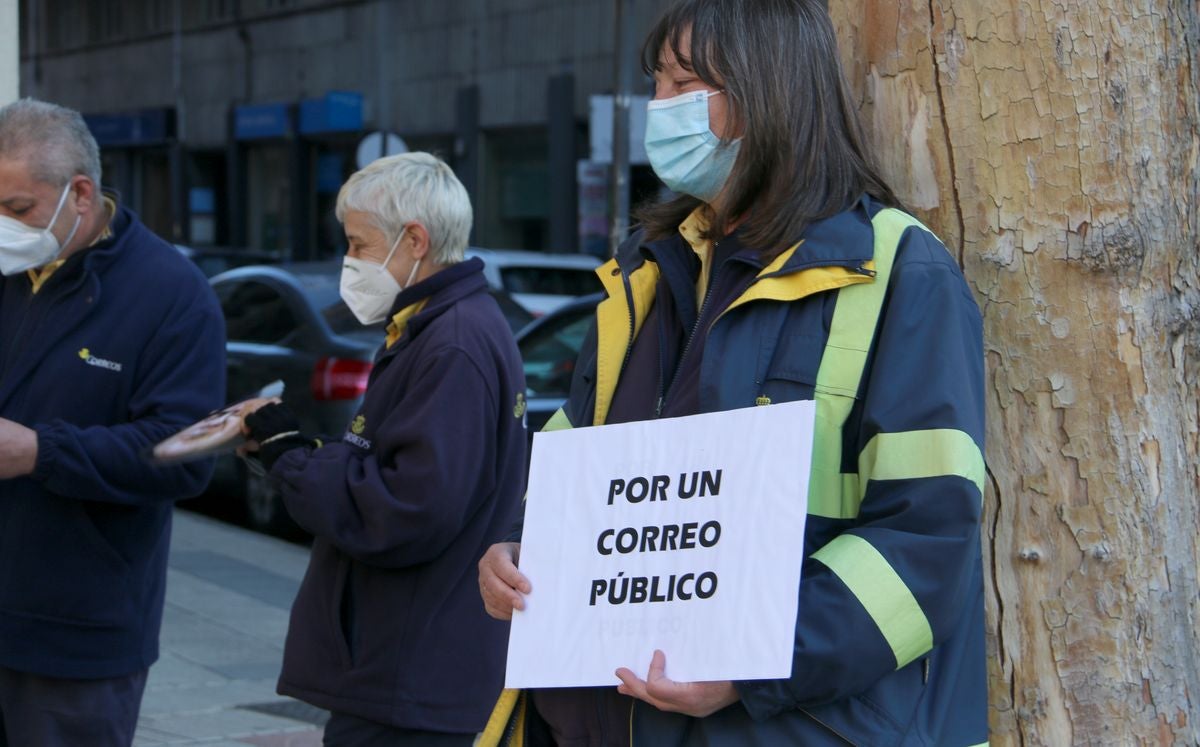 Decenas de carteros se movilizan contra las nuevas políticas de la dirección de la empresa pública postal