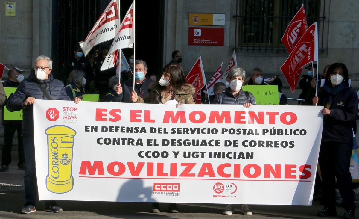 Decenas de carteros se movilizan contra las nuevas políticas de la dirección de la empresa pública postal