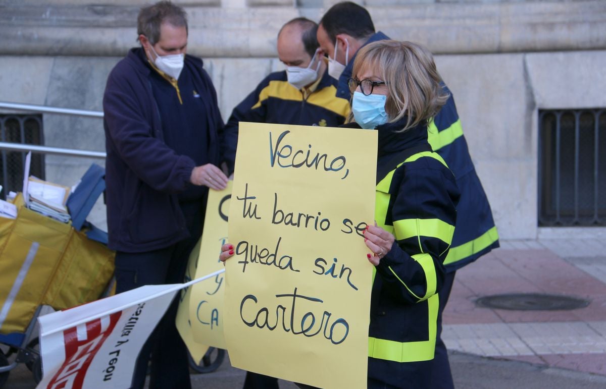 Decenas de carteros se movilizan contra las nuevas políticas de la dirección de la empresa pública postal