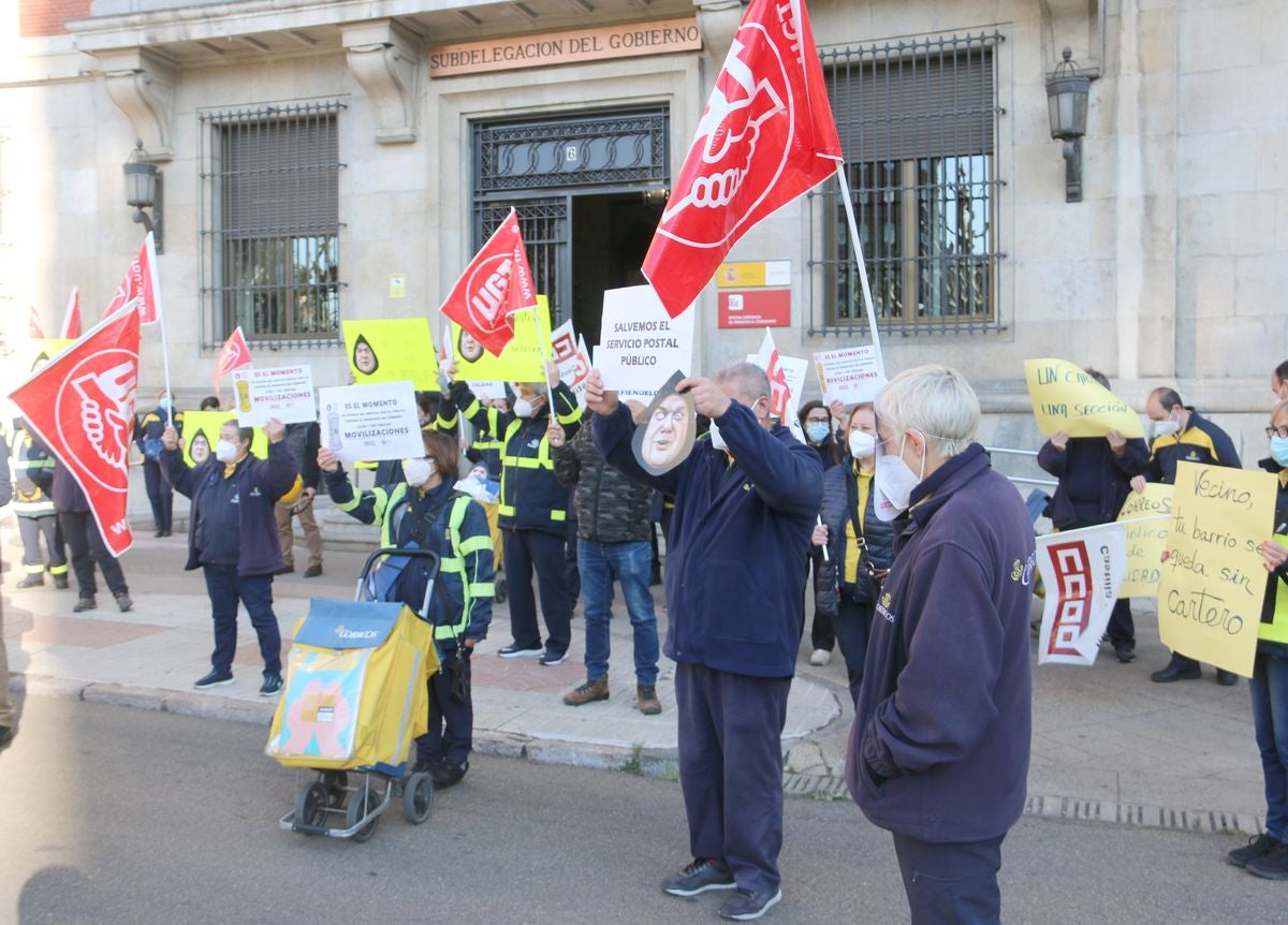 Decenas de carteros se movilizan contra las nuevas políticas de la dirección de la empresa pública postal