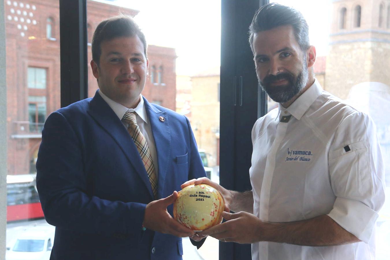 Javier del Blanco, Daniel Gigando y el equipo de LAV posan con el Sol Guía Repsol 2021.