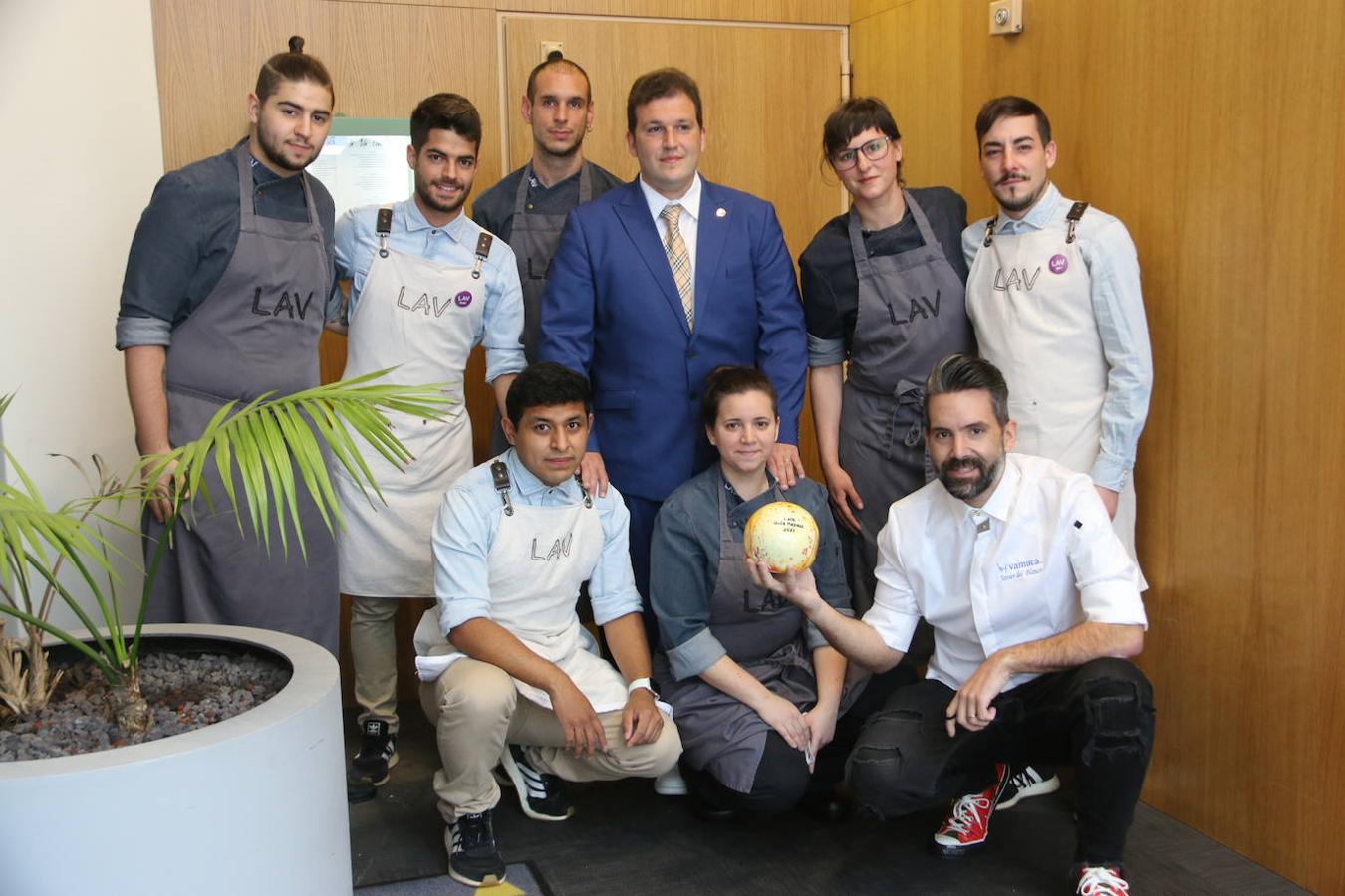 Javier del Blanco, Daniel Gigando y el equipo de LAV posan con el Sol Guía Repsol 2021.