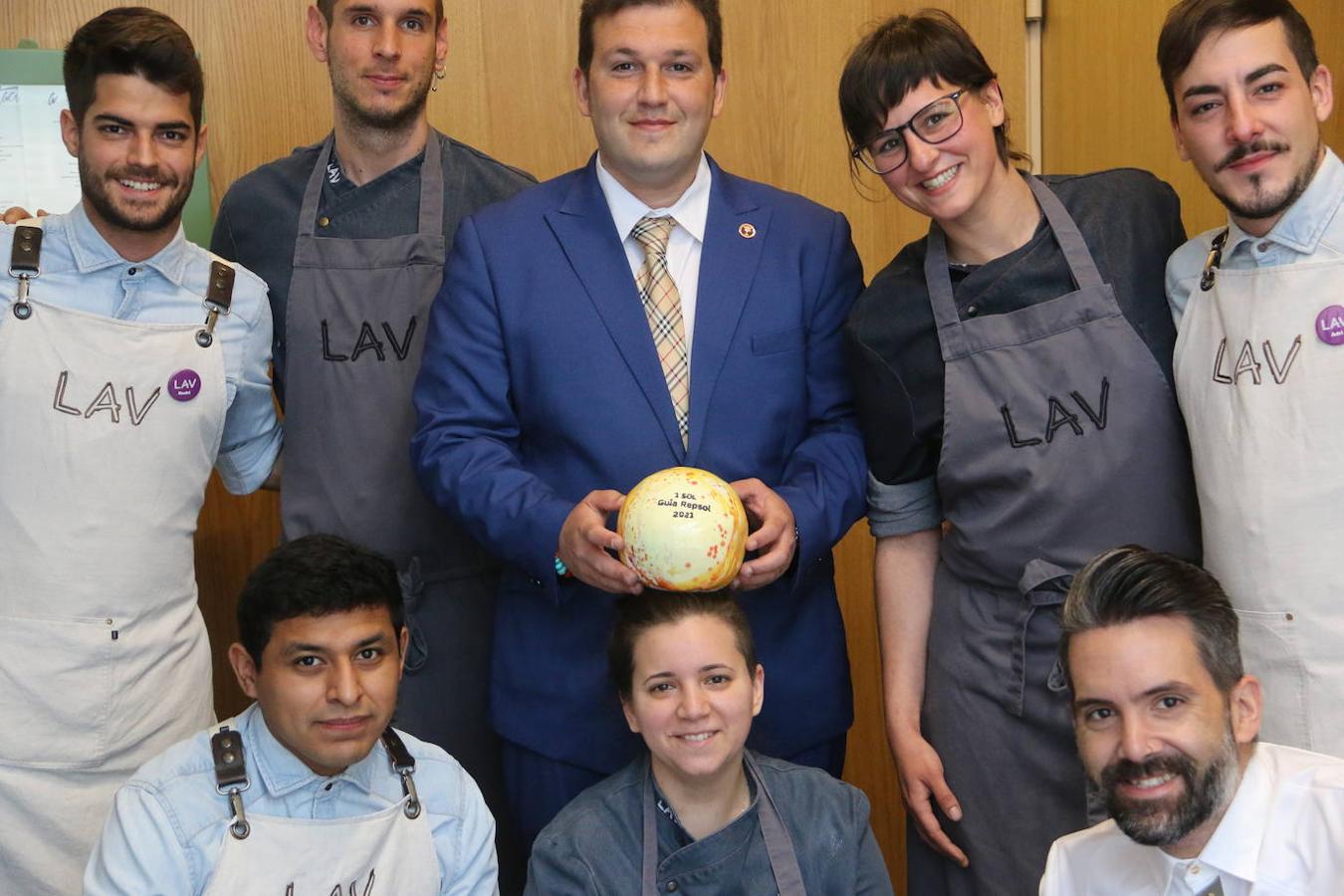 Javier del Blanco, Daniel Gigando y el equipo de LAV posan con el Sol Guía Repsol 2021.