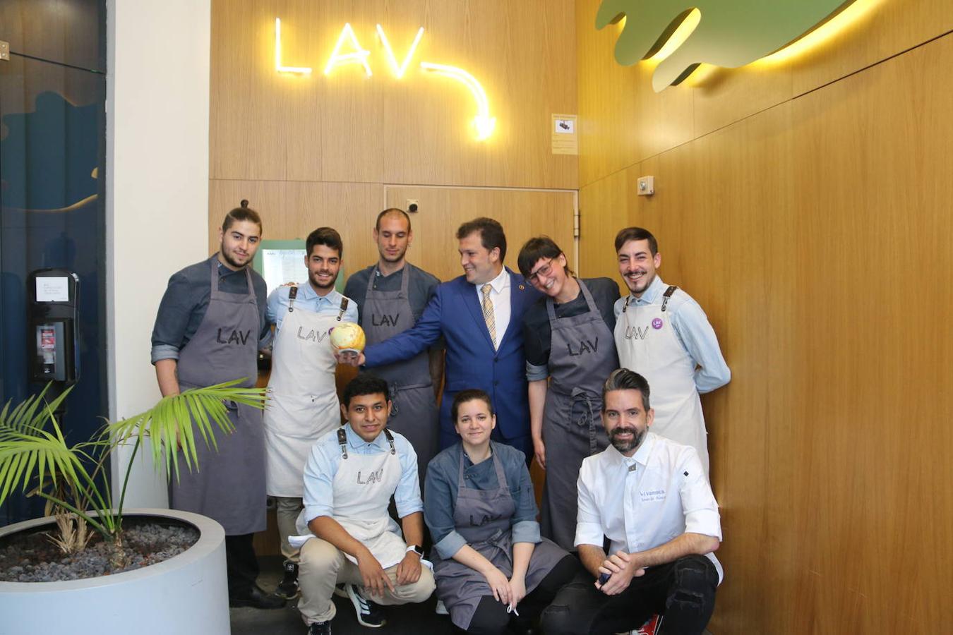 Javier del Blanco, Daniel Gigando y el equipo de LAV posan con el Sol Guía Repsol 2021.