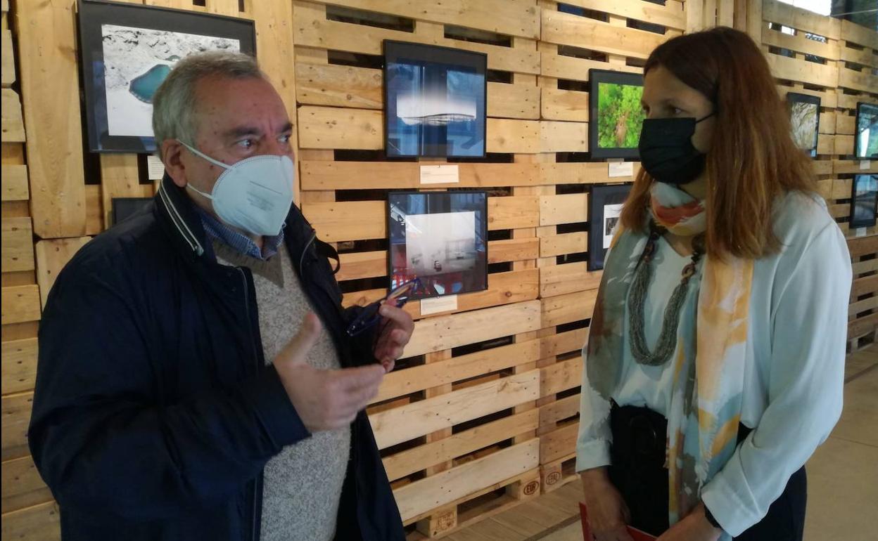 La directora del museo y el presidente de la asociación asturiana Incuna, en la inauguración de la exposición.