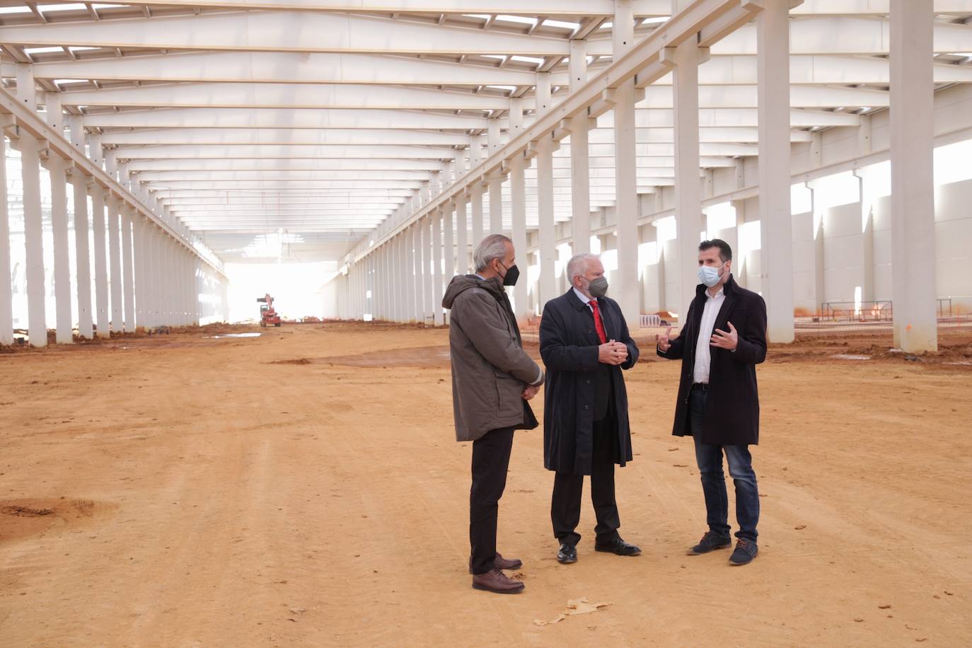 Fotos: Luis Tudanca visita la empresa LatemAluminium en Villabrázaro